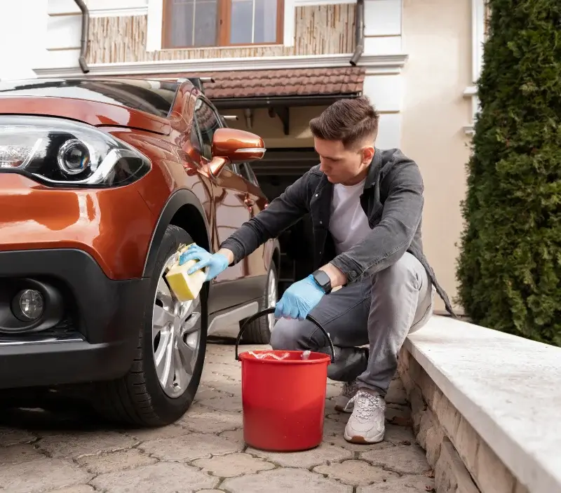 Lavage auto à domicile Voussac : professionnel intervenant sur un véhicule